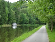 29 MAI – GIRANCOURT / Ecluse HARSAULT. Journée record!. Départ 9H, arrivée 17H. Nous avons franchi 24 écluses pour 35KMS. Nous avons gagné avec 4 écluses en pannes !! Nous avons passé la nuit au milieu de la forêt. pas d'électricité, pas de téléphone,  