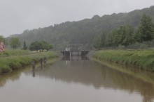02 JUIN - CORRE A FOUCHECOURT - Arrivée au "Petit Port" Le soir face à la montée de la Saône nous aidons Roger à sécuriser les bateaux trop exposés. Ensuite petit coup de mains au restaurant pour le service !! (pas d'images...)