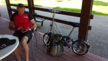 6 JUIN - Gilbert a réussi à faire 2x5kms avec ces grandes jambes sur le petit vélo !!